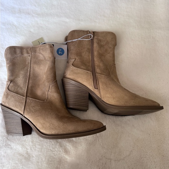 Universal Thread Tan Suede Western Ankle Boots Size 7 1/2 - Picture 2 of 5
